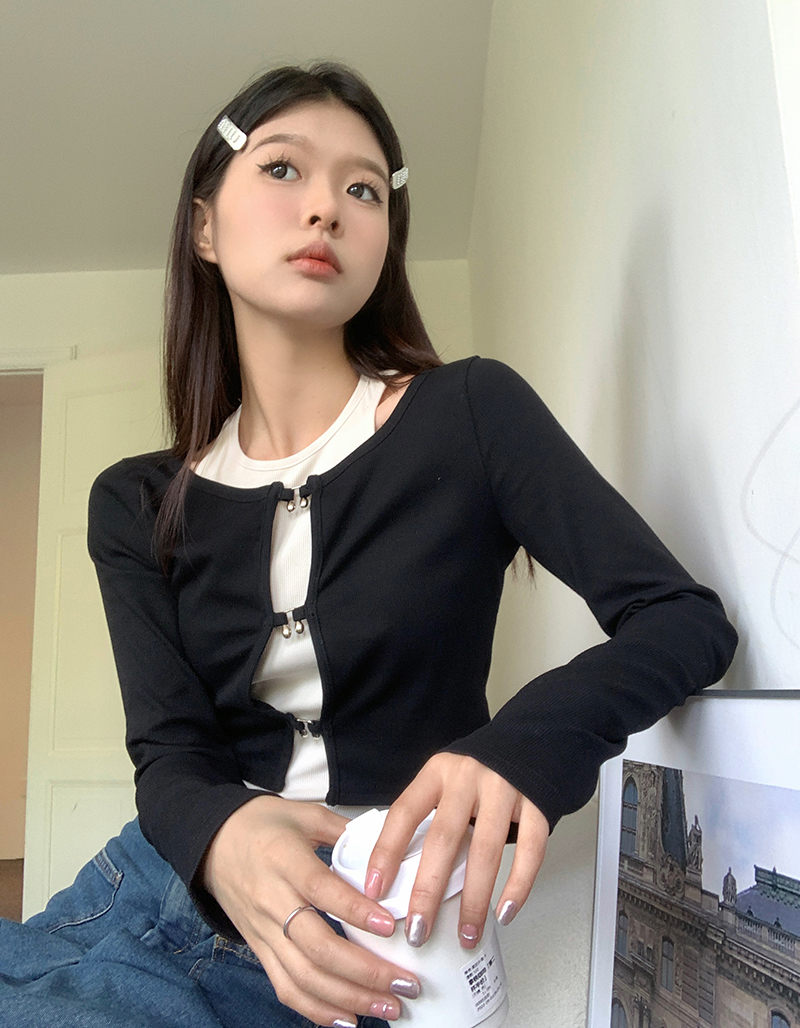 Actual shot of sweet hot girl hollow long-sleeved sweater, chic short style inner vest two-piece set for women