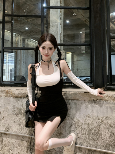 Real shot of hot girl’s high street temperament girl’s suspender waist skirt + white sleeve top