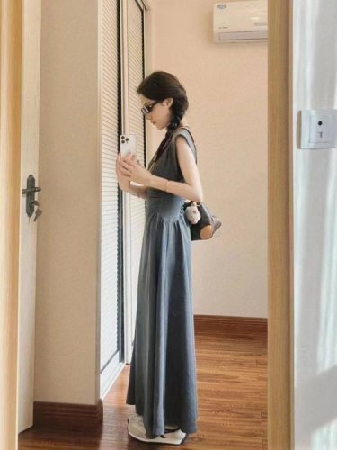 Gray casual short-sleeved T-shirt dress for women with slim waist and elegant design niche pleated long skirt for summer