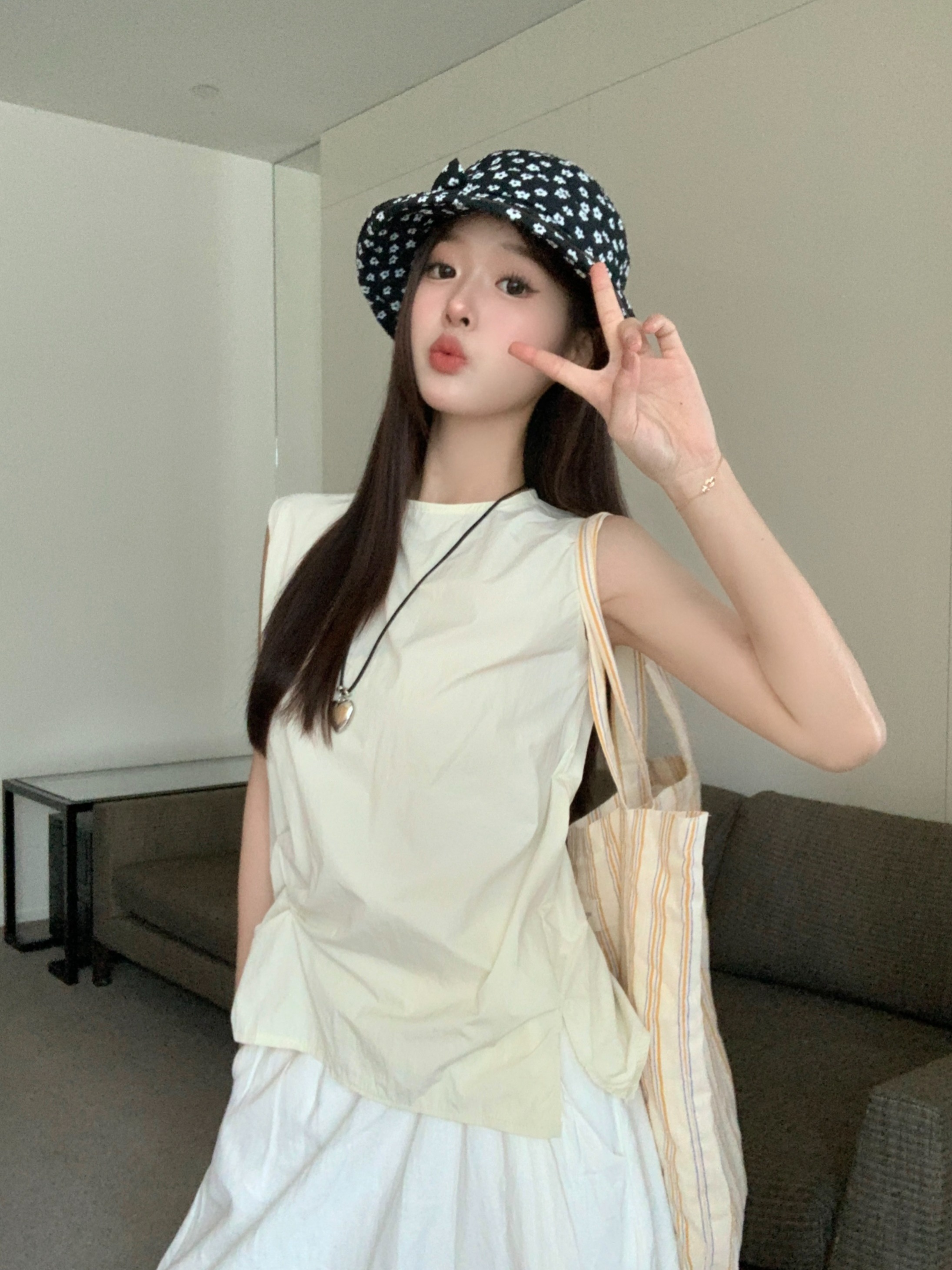 Actual shot of the new Korean style loose round neck buttoned back slimming versatile vest shirt for women