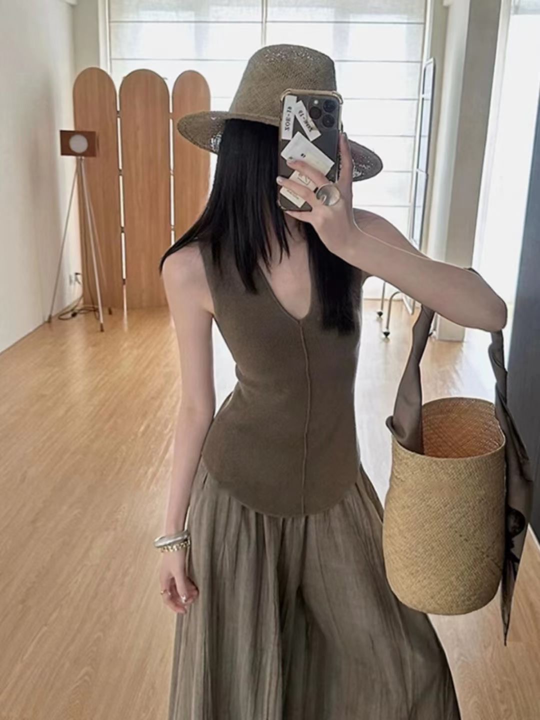 French sweet and spicy style V-neck sleeveless chic tops for women with summer design niche waist vest