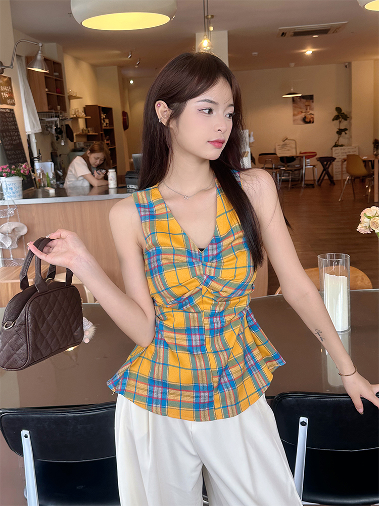 Actual shot of Korean style chic and beautiful summer plaid v-neck vest with discreet leaky waist pleated top for women