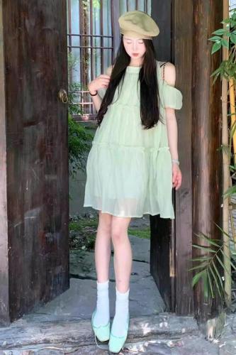 Small sweet off-shoulder halter neck green dress for women summer 2024 new style fashionable age-reducing doll short skirt