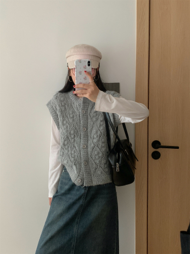 Actual shot of new autumn and winter knitted sweater vest cardigan for women round neck buttoned waistcoat sleeveless outer layering vest