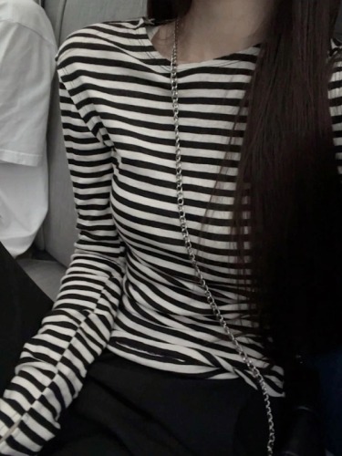 Actual shot of black and white stripes, versatile classic slim-fitting round neck long-sleeved knitted T-shirt