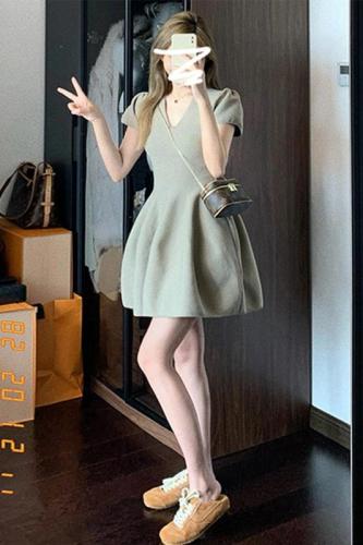 Small French v-neck short-sleeved dress for women summer 2024 new style waist slimming short skirt A-line skirt