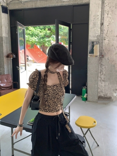 Actual shot and real price. Designed leopard print ribbon square neck puff short-sleeved top.