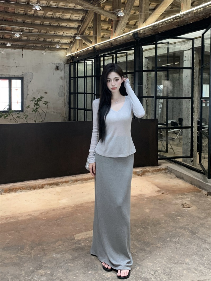 Real shot of V-neck long-sleeved knitted top + drapey, versatile, soft and waxy gray A-line skirt