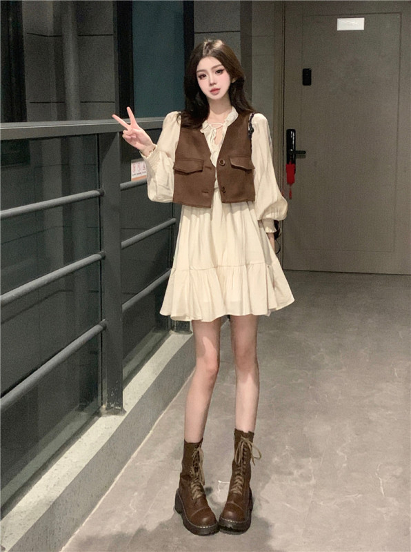 Actual shot of gentle V-neck fungus dress + retro commuting vest