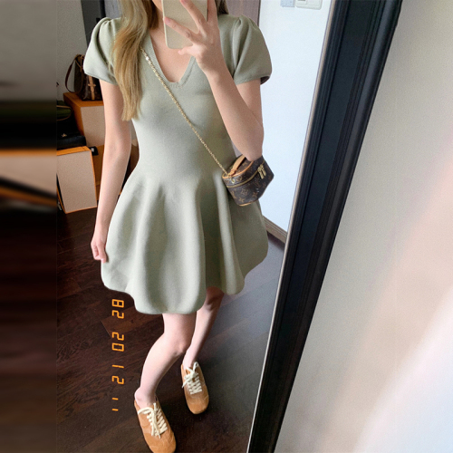 Small French v-neck short-sleeved dress for women summer 2024 new style waist slimming short skirt A-line skirt