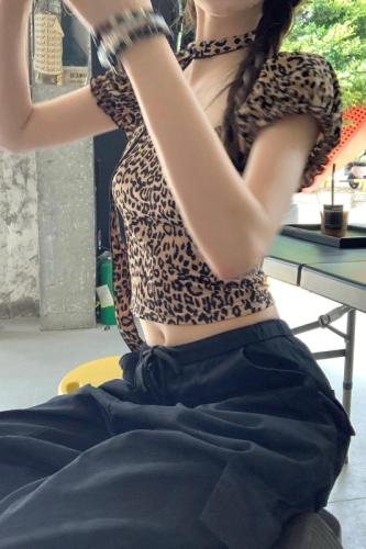 Actual shot and real price. Designed leopard print ribbon square neck puff short-sleeved top.