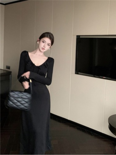 Retro sexy V-neck ruffled long skirt with straps and waist-slimming long-sleeved knitted tight dress for women