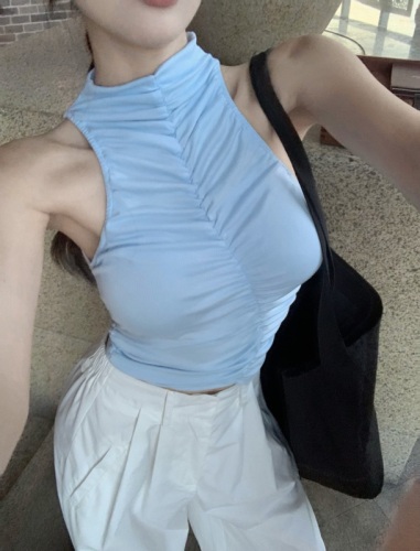 Real shot of an American hot girl’s half-high collar, irregular vest top with built-in breast pads