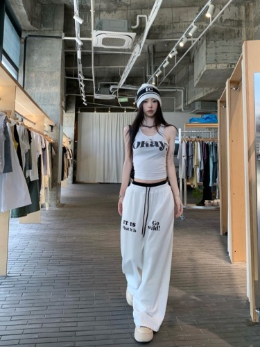 Actual shot~A girl in a sports suit who looks cool and cool in American style wears a vest top with contrasting waist and wide-leg trousers