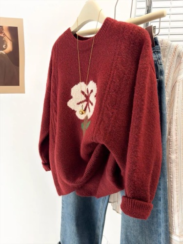 Real shot of cashmere sweater with floral pattern, loose and versatile, round neck, long-sleeved sweater, European style age-reducing top for women