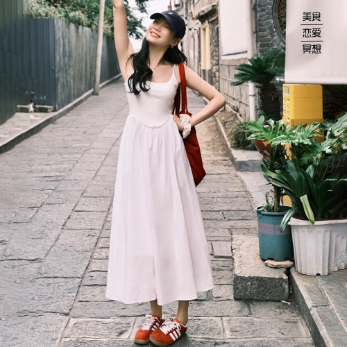 The white suspender dress is sweet and salty, waist-cinching for little people, 2024 new summer style for women, high-end, seaside vacation