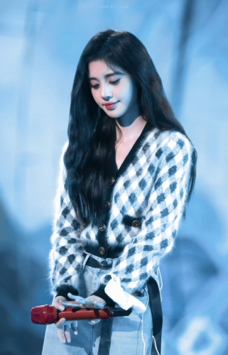 Star Ju Jingyi’s fashionable plaid knitted sweater jacket is simple and versatile