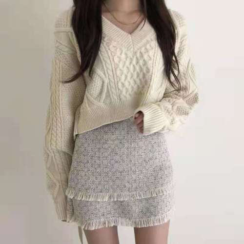 Autumn and winter Korean style chic retro loose twist bat sleeve design back strap v-neck short sweater for women trendy