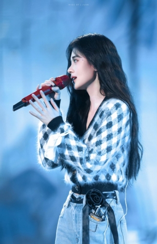 Star Ju Jingyi’s fashionable plaid knitted sweater jacket is simple and versatile