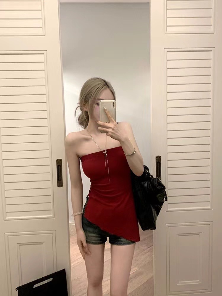 Panpan Yuyu Jiaoye comes with her own breast pads, a bra pad that shows off her slim waist, a tube top with a bias-cut one-line collar top for women.