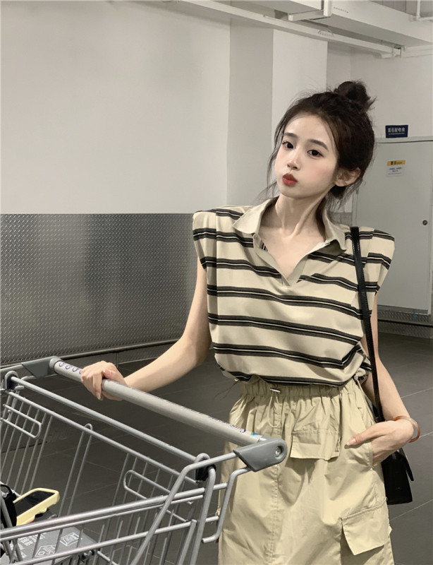 The new Korean style temperament striped top workwear skirt suit hits the streets and reduces age, two-piece set