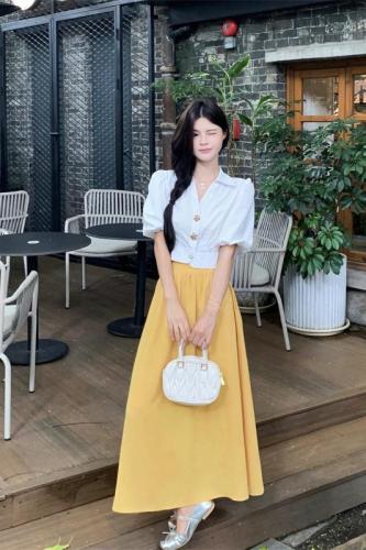 The Story of Roses Liu Yifei and Huang Yimei's same white puff sleeve shirt women's yellow skirt suit