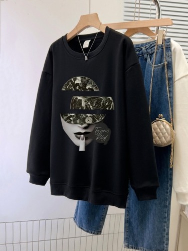 Actual shot of autumn thin sweatshirt for women plus size, back collar, shoulder line M-XXXL