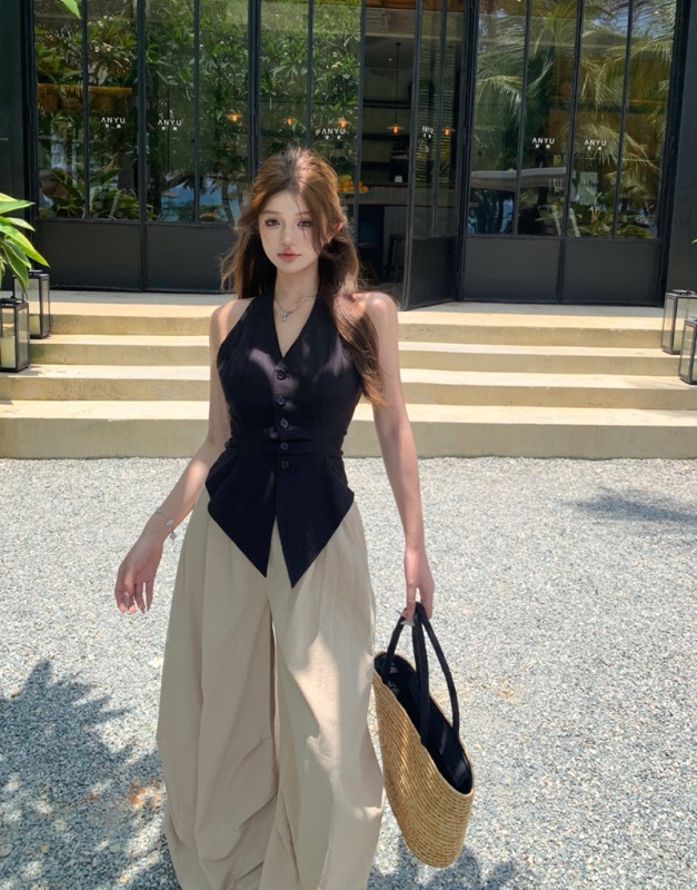Real shot and real price. Black linen swallowtail symmetrical pleated vest, slim backless top, lantern wide-leg pants, pleated trousers