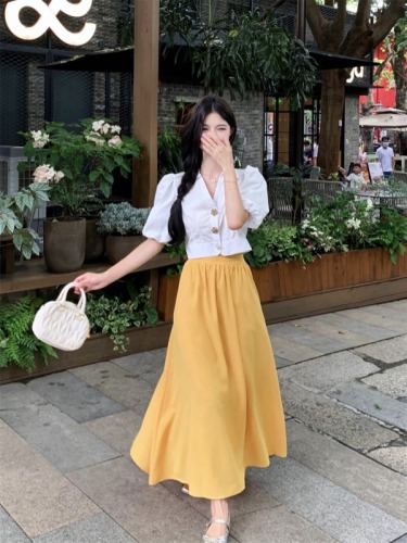 The Story of Roses Liu Yifei and Huang Yimei's same white puff sleeve shirt women's yellow skirt suit