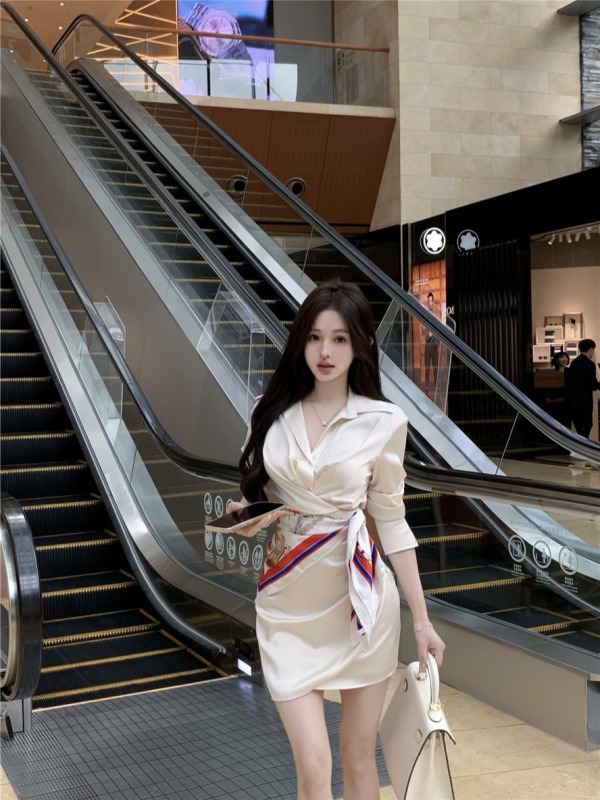 Actual shot of The Story of Roses at a Real Price Liu Yifei’s same satin shirt dress and scarf set