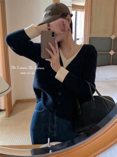 Stylish and beautiful red V-neck knit sweater for women, suitable for autumn and winter, youthful and trendy, can be used as a top or base layer sweater