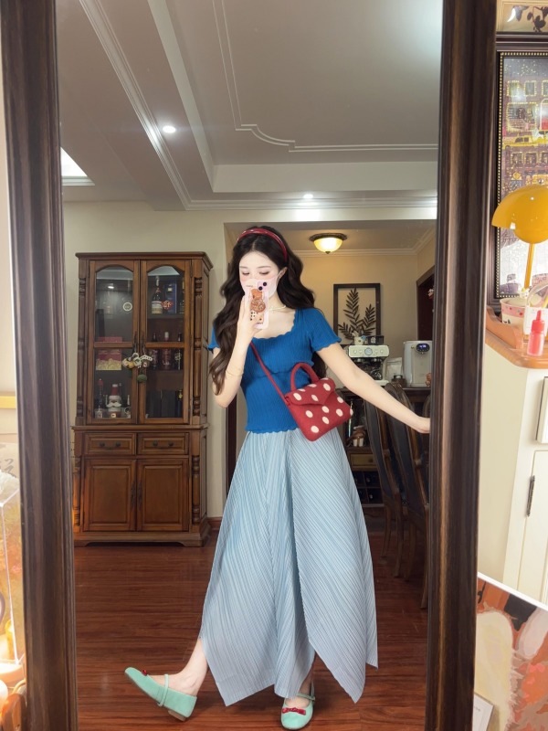 Square neck pit strip knitted short sleeves + irregular elastic high waist pleated high-end skirt pants