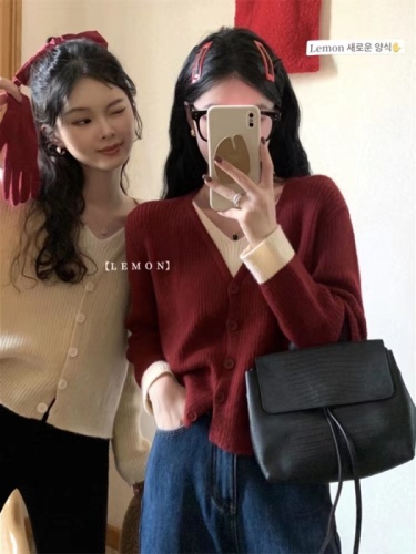 Stylish and beautiful red V-neck knit sweater for women, suitable for autumn and winter, youthful and trendy, can be used as a top or base layer sweater