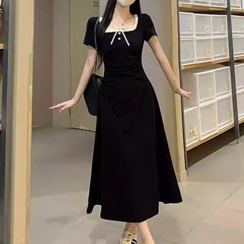 Temperament Hepburn style black short-sleeved dress for women in summer, super beautiful, sweet and age-reducing little black dress