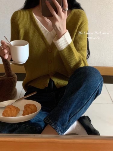 Stylish and beautiful red V-neck knit sweater for women, suitable for autumn and winter, youthful and trendy, can be used as a top or base layer sweater