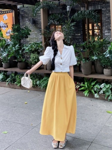 The Story of Roses Liu Yifei and Huang Yimei's same white puff sleeve shirt women's yellow skirt suit