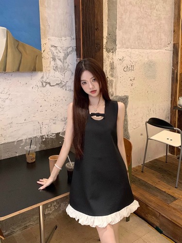 French vest dress for women summer new hot girl U-neck design contrasting color stitching hem niche short skirt