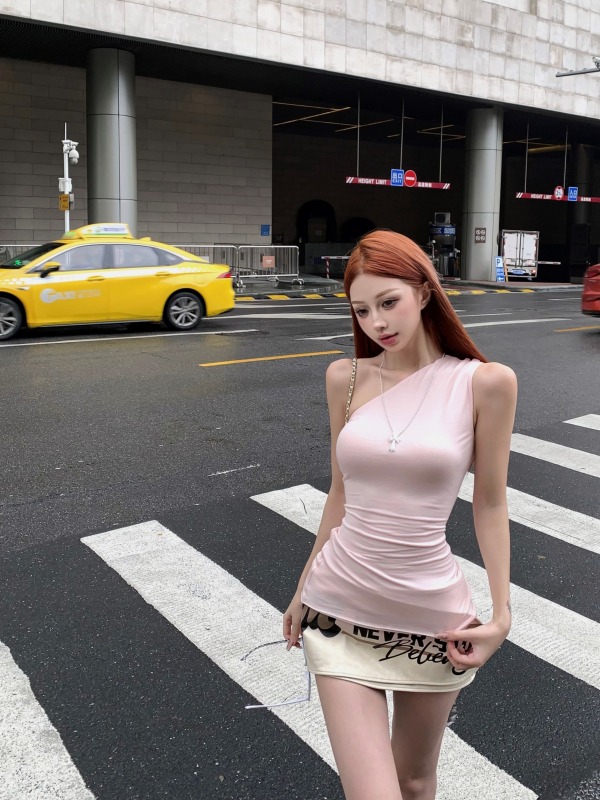 Actual shot and real price. Slim and slim design. Hot girl's slanted shoulder sleeveless top. Apricot printed hip-hugging skirt two-piece set.