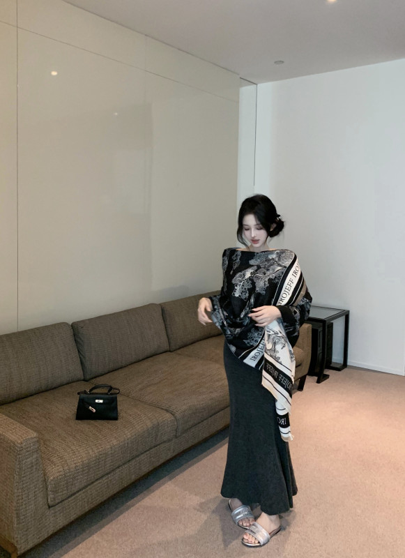 Real shot and real price for an expensive big sister shawl suspender skirt suit