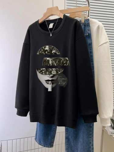 Actual shot of autumn thin sweatshirt for women plus size, back collar, shoulder line M-XXXL