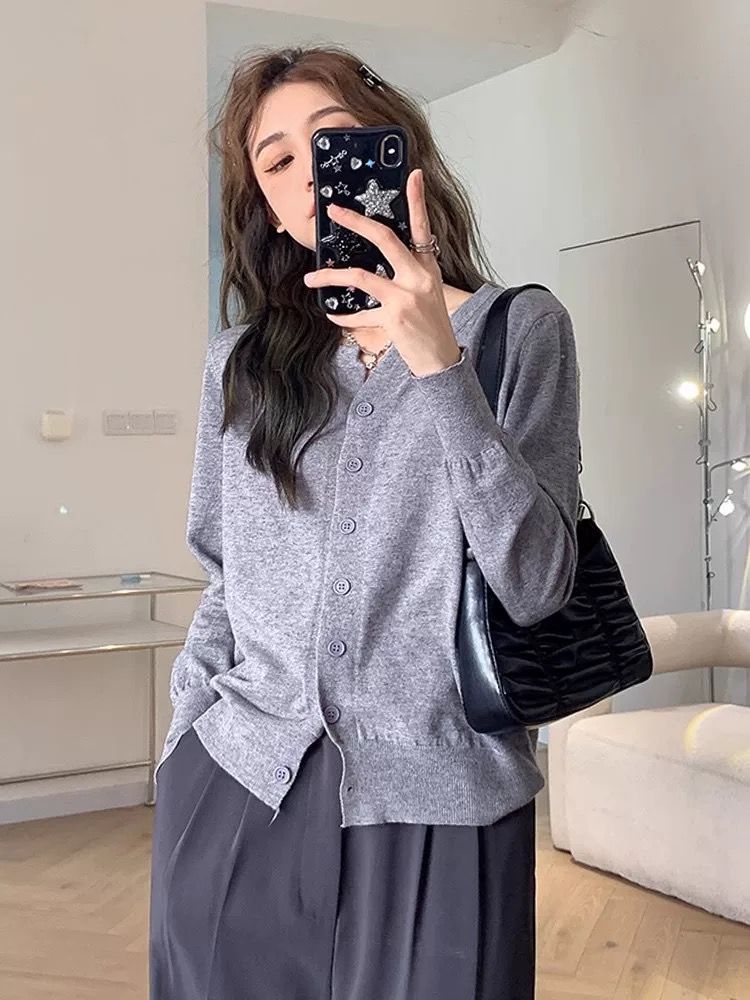 Spring 2024 New Women's Long Sleeve Knit Cardigan Design Sensory Crew Neck Sweater for Outerwear, Versatile Casual Top Trendy