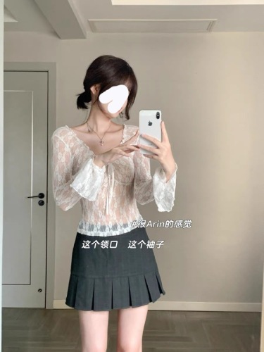 Hollow lace bottoming shirt for women, fur inner layer, autumn and winter style, this year's popular and beautiful shirt, V-neck trumpet sleeve top