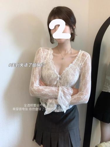 Hollow lace bottoming shirt for women, fur inner layer, autumn and winter style, this year's popular and beautiful shirt, V-neck trumpet sleeve top