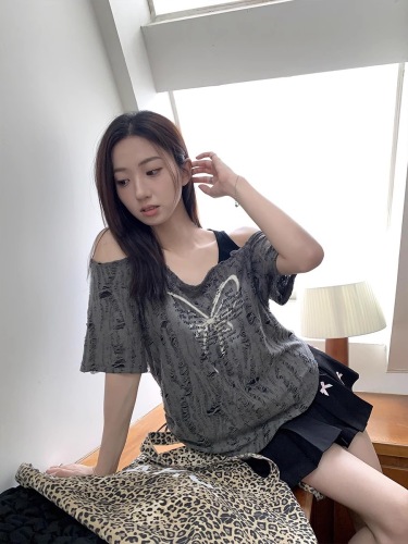 Pure lust style, sweet and cool design, off-shoulder top, irregular plaid skirt, dropped shoulder sleeves are popular this year for beautiful women