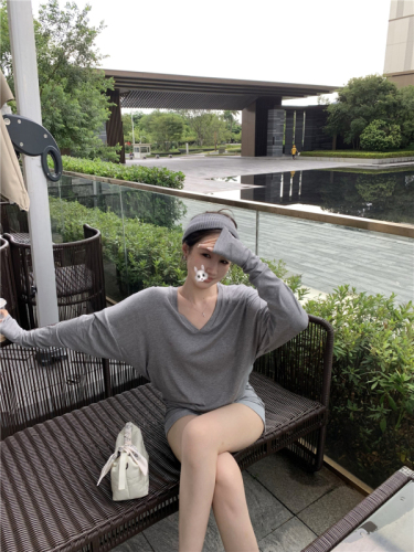 Real shot of V-neck loose and versatile long-sleeved T-shirt