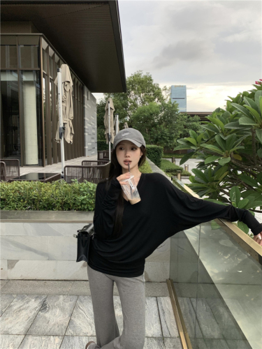 Real shot of V-neck loose and versatile long-sleeved T-shirt