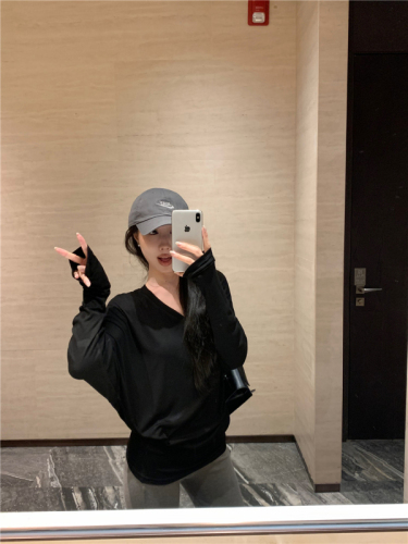 Real shot of V-neck loose and versatile long-sleeved T-shirt