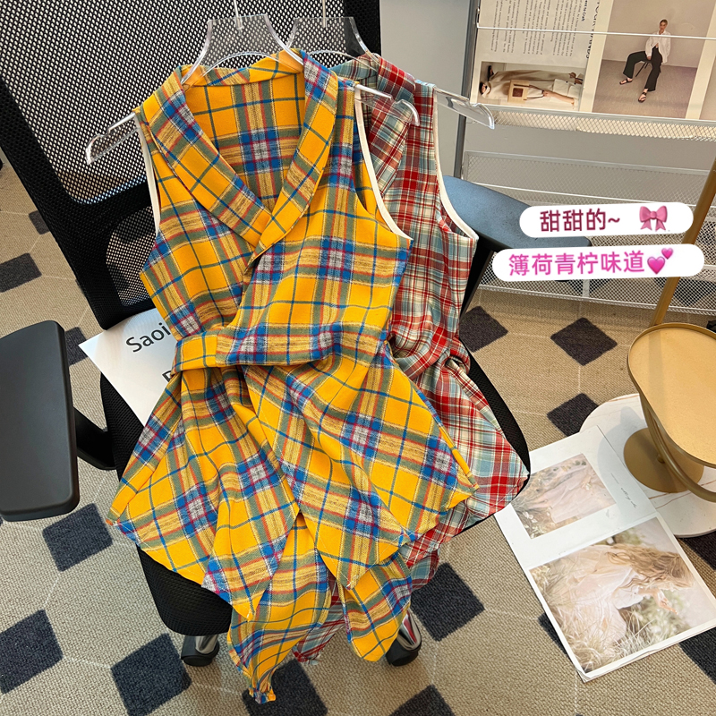 Real shot of retro plaid halterneck off-shoulder top for women with design straps sleeveless short V-neck vest