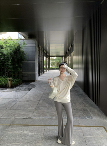 Real shot of V-neck loose and versatile long-sleeved T-shirt