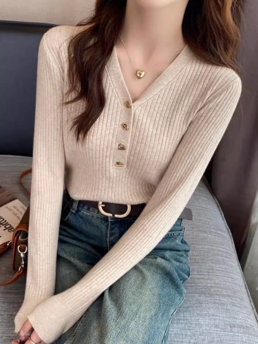 Bottoming shirt for women, small fragrant style inner wear, 2024 new v-neck sweater, soft waxy sweater, long-sleeved early autumn top
